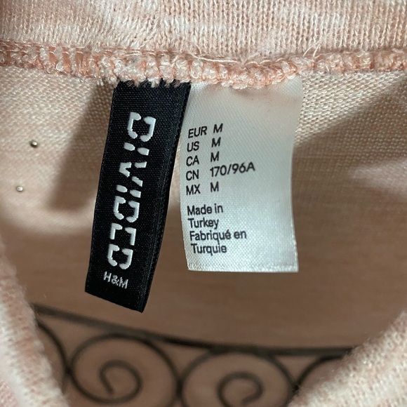 Light pink sweater w/ pearl accent shoulder size M - Picture 2 of 6